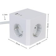Weißer Steckdosenwürfel mit drei Steckplätzen und USB-Anschlüssen, Perspektive von schräg oben, Kabel mit 1,4 m Länge.