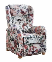 De Cantus FRIESLAND-tv-fauteuil met bloemmotief, gezien van voren, met houten poten.