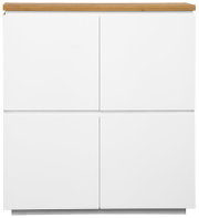 Vooraanzicht van een modern wit hoogkastje met houten blad.