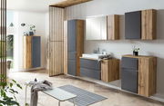 Modernes Badezimmer-Set mit Waschtisch, Schränken und Spiegel in Holzoptik und grauen Fronten, seitliche Perspektive