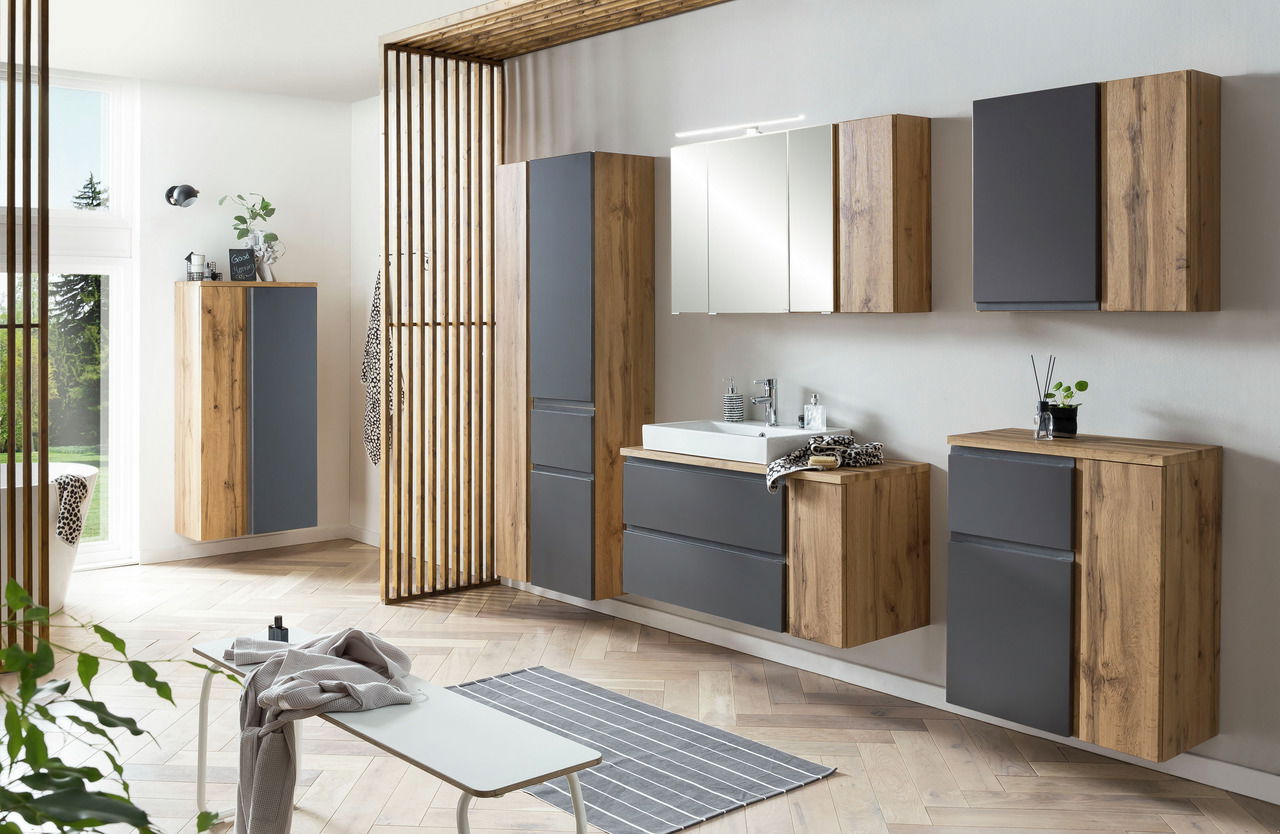 Modernes Badezimmer-Set mit Waschtisch, Schränken und Spiegel in Holzoptik und grauen Fronten, seitliche Perspektive