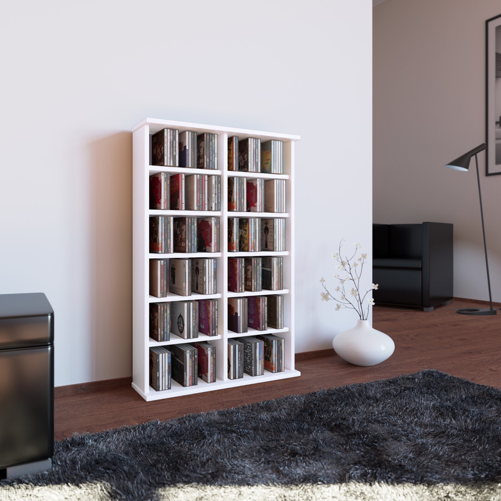 Weißes CD-Regal mit mehreren Fächern, gefüllt mit CDs, im Wohnzimmer an der Wand Perspektive: frontale Ansicht mit leichtem Blick von links