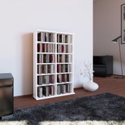 Weißes CD-Regal mit mehreren Fächern, gefüllt mit CDs, im Wohnzimmer an der Wand; Perspektive: frontale Ansicht mit leichtem Blick von links