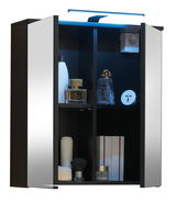 Moderner Spiegelschrank mit offener Tür, Innenansicht mit Regalen und Beleuchtung, seitliche Perspektive