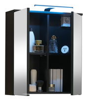 Moderner Spiegelschrank mit offener Tür, Innenansicht mit Regalen und Beleuchtung, seitliche Perspektive