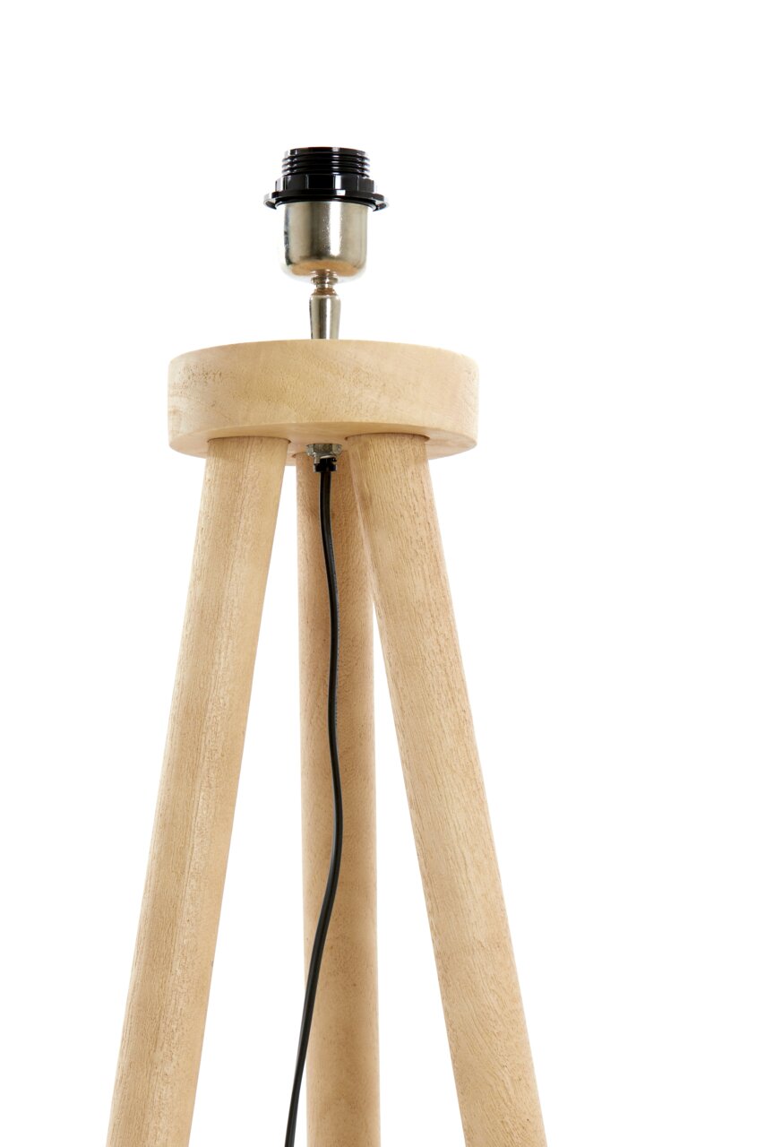 Nahaufnahme einer Stehleuchte mit dreibeinigem Holzgestell und Lampenfassung, seitliche Perspektive