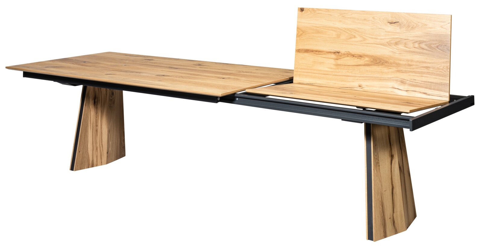 Uitschuifbare eettafel van massief hout met zwart metalen frame en verlengblad, getoond in driekwart zijaanzicht met uitgeschoven blad en zichtbaar uitschuifmechanisme op witte achtergrond
