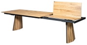 Uitschuifbare eettafel van massief hout met zwart metalen frame en verlengblad, getoond in driekwart zijaanzicht met uitgeschoven blad en zichtbaar uitschuifmechanisme op witte achtergrond