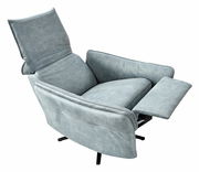 Grauer Relaxsessel in schräger Rückansicht mit ausgeklappter Fußstütze.