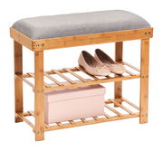 Schuhbank aus Holz mit zwei Ablagen, darauf ein Paar Schuhe und eine Box, seitliche Perspektive