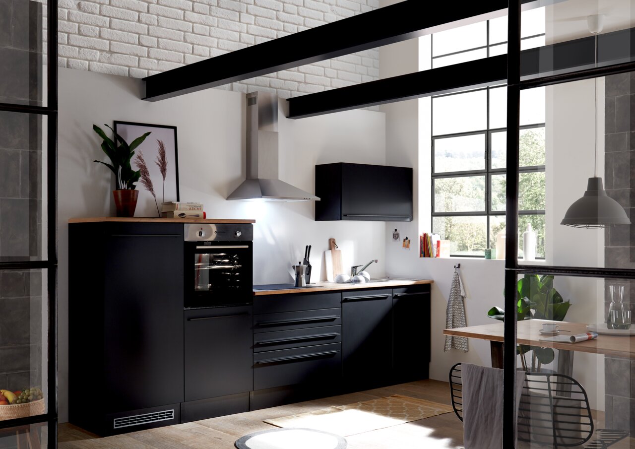 Yourkitchen Küchenblock 320 JAZZ ohne E-Geräte Moderne schwarze Küchenzeile ohne Elektrogeräte, seitliche Perspektive, mit Holzarbeitsplatte und integriertem Ofen, in einem hellen Raum mit großen Fenstern.