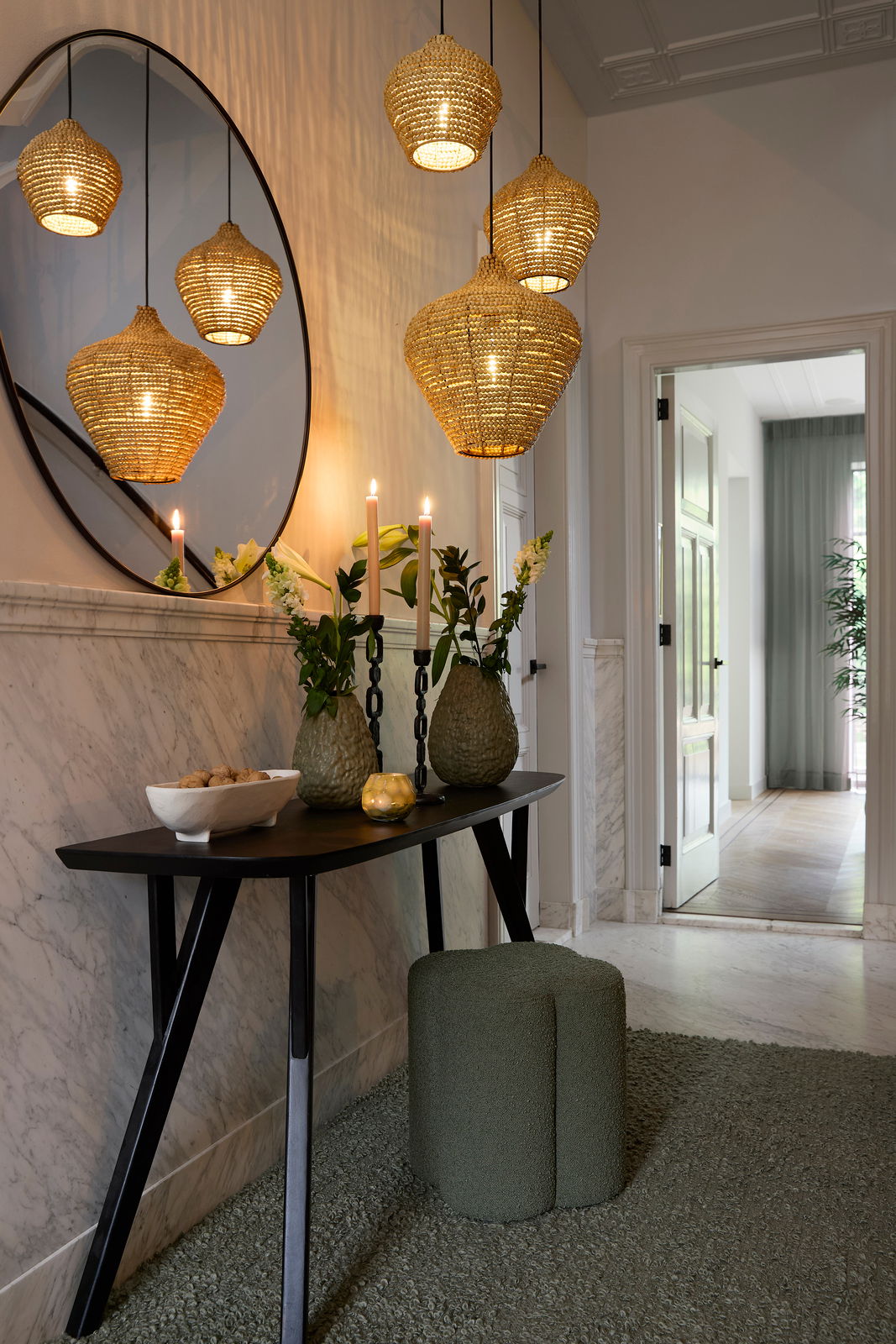 Light&Living Hängeleuchte KALENGA Hängeleuchte aus geflochtenem Material in einem eleganten Flur, mit Spiegel und Dekorationen, aus seitlicher Perspektive.