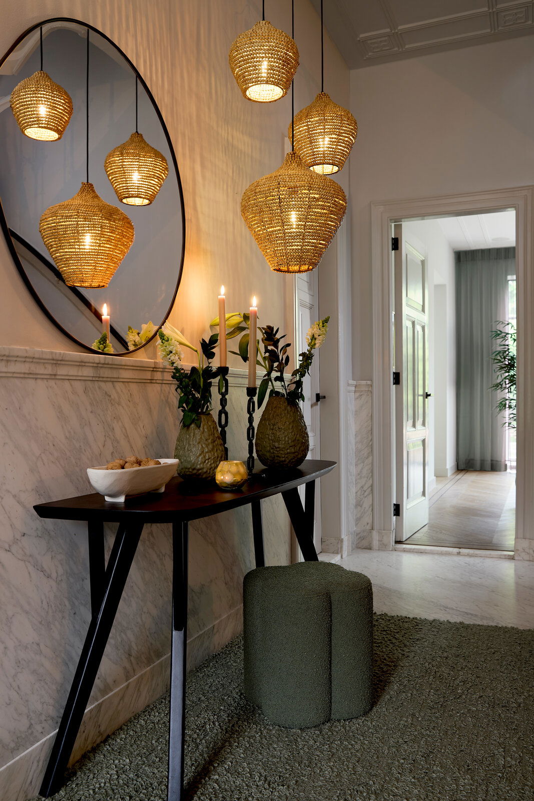 Light&Living Hängeleuchte KALENGA Hängeleuchte aus geflochtenem Material in einem eleganten Flur, mit Spiegel und Dekorationen, aus seitlicher Perspektive.