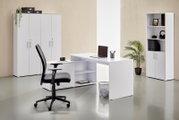 Witte L-vormige hoekbureau met open opbergrekken in een moderne kantooropstelling, gezien in driekwart perspectief van voren.