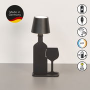 Schwarze Akku-Tischleuchte in Form einer Flasche und eines Weinglases, frontal abgebildet. Made in Germany, USB-Aufladung, Touch-Bedienung, CCT-Farbtemperatur, 4 Stunden Ladezeit, bis zu 50 Stunden Leuchtdauer.