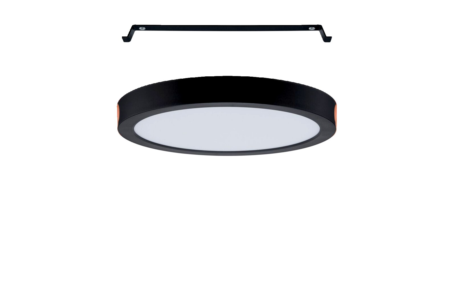 Runde schwarze LED-Deckenleuchte mit weißer Diffusorfläche, von unten in leichter Untersicht gezeigt, wird von zwei Händen gehalten; darüber Montagebügel und Pfeile zur Dreh-/Einrastmontage