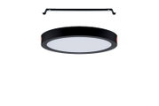 Runde schwarze LED-Deckenleuchte mit weißer Diffusorfläche, von unten in leichter Untersicht gezeigt, wird von zwei Händen gehalten; darüber Montagebügel und Pfeile zur Dreh-/Einrastmontage
