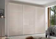 Moderner Schwebetürenschrank in einem hellen Schlafzimmer, seitliche Perspektive