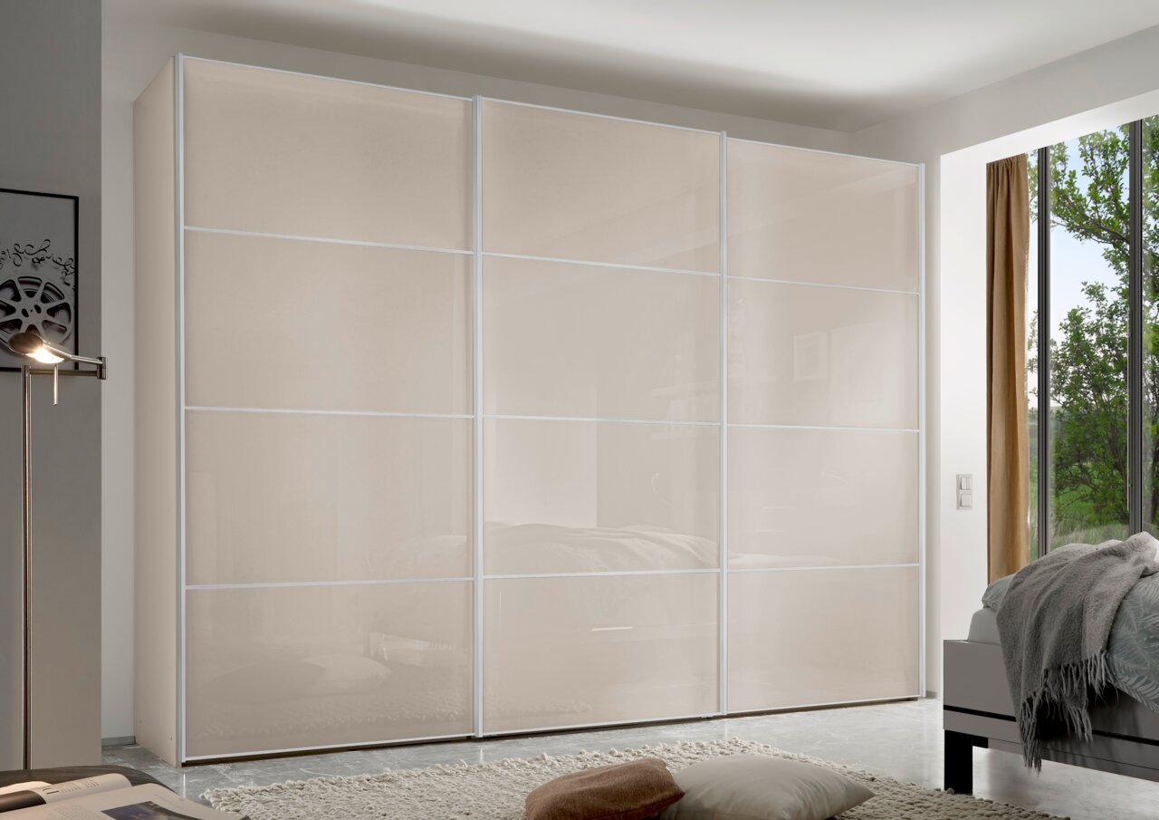 Moderner Schwebetürenschrank in einem hellen Schlafzimmer, seitliche Perspektive