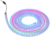 Mehrfarbig leuchtender LED-Lichtschlauch mit geflochtener Ummantelung und Kabelschalter, aufgewickelt aus schräger Draufsicht vor weißem Hintergrund