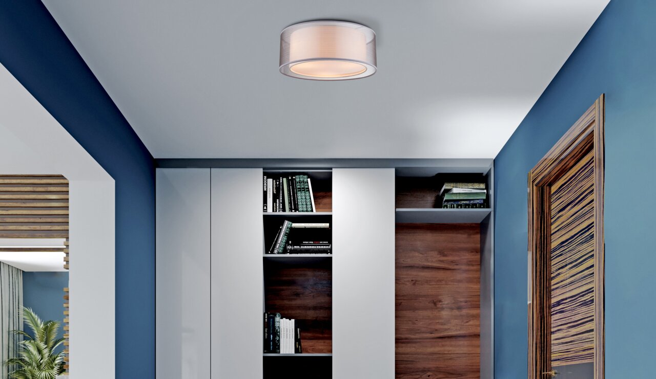 Moderne Deckenleuchte in einem stilvollen Raum mit blauen Wänden und Holzdetails, von unten betrachtet.