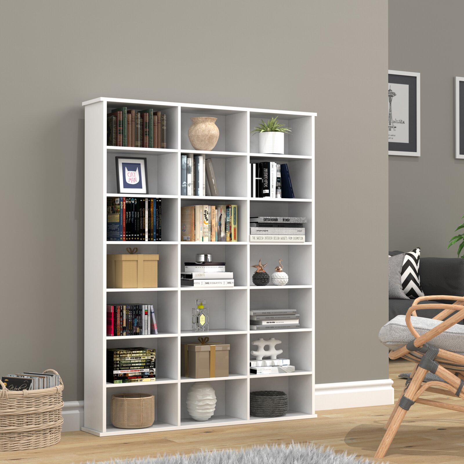Weißes, hohes Regal mit 15 offenen Fächern, dekoriert mit Büchern, Vasen, Pflanze und Boxen, in modernem Wohnzimmer – Frontalansicht mit leichter Perspektive von links.