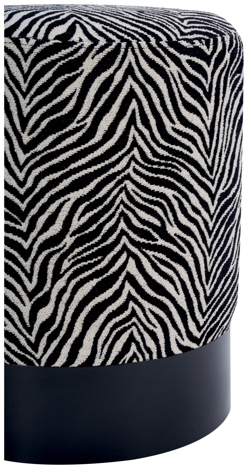 Cilindrische poef met een stoffen bekleding in zwart-wit zebraprint en een zwarte voet, gefotografeerd in een schuin vooraanzicht van bovenaf.