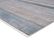 Designer Teppich in Blau- und Grautönen mit geometrischem Muster, seitliche Perspektive