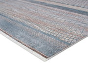 Designer Teppich in Blau- und Grautönen mit geometrischem Muster, seitliche Perspektive