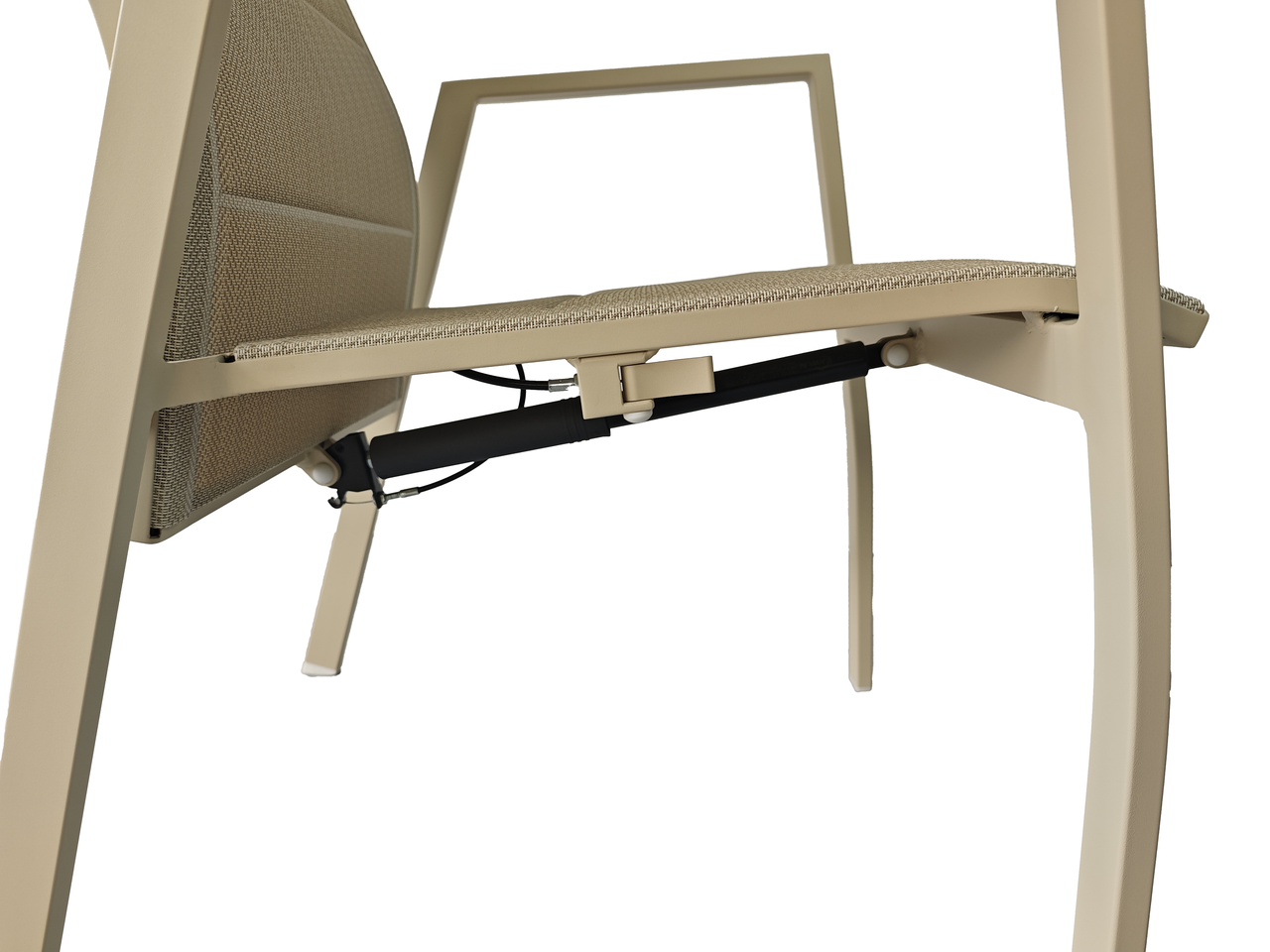 Nahaufnahme eines beigen Gartensessels von unten, zeigt die Mechanik und Struktur des Stuhls.