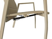 Nahaufnahme eines beigen Gartensessels von unten, zeigt die Mechanik und Struktur des Stuhls.