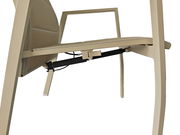 Nahaufnahme eines beigen Gartensessels von unten, zeigt die Mechanik und Struktur des Stuhls.