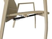 Nahaufnahme eines beigen Gartensessels von unten, zeigt die Mechanik und Struktur des Stuhls.