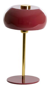 Elegante Tischleuchte mit rotem Schirm und goldenem Standfuß, seitliche Perspektive