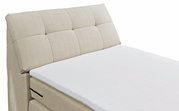 Beige Boxspringbett mit gepolstertem Kopfteil, seitliche Perspektive