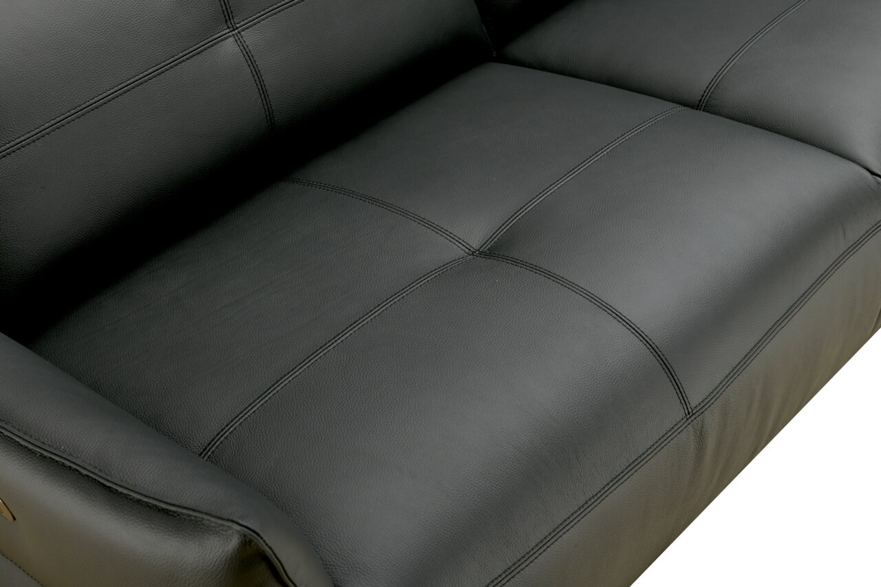 Nahaufnahme einer schwarzen Polstergarnitur aus Leder mit sichtbaren Nähten, Perspektive von oben.