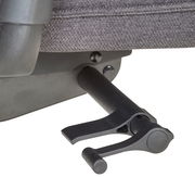 Nahaufnahme eines Hebels unter einem XL-Drehstuhl, seitliche Perspektive