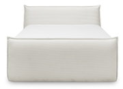 Frontale Ansicht eines eleganten, weißen Boxspringbetts mit gestepptem Stoffbezug.