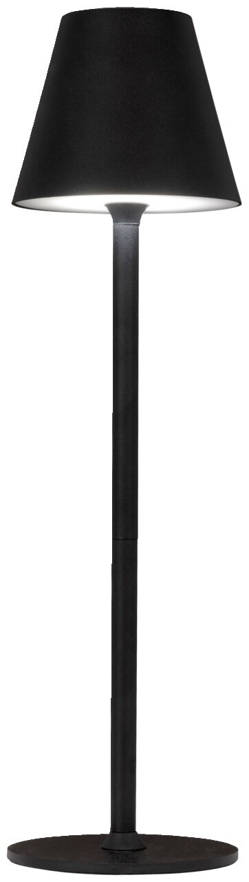 Schwarze Akku-Tischleuchte in Frontalansicht mit konischem Lampenschirm und schlankem Standfuß.