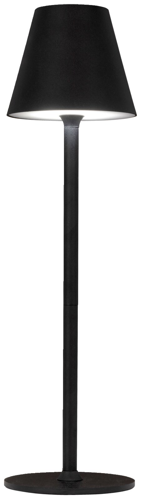 BOXXX Akku-Tischleuchte GIGA Schwarze Akku-Tischleuchte in Frontalansicht mit konischem Lampenschirm und schlankem Standfuß.