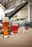 Leonardo 2er Weizenbierglas 0,5l TAVERNA Drei Biergläser auf einem Tisch in einem modernen Raum, gefüllt mit verschiedenen Biersorten, im Vordergrund ein Weizenbierglas mit Schaumkrone.