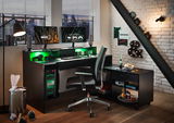 Moderner Gaming-Schreibtisch mit zwei Monitoren, LED-Beleuchtung und ergonomischem Stuhl in einem stilvollen Raum, seitliche Perspektive.