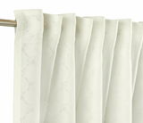 Nahaufnahme eines weißen Vorhangs mit dezentem Muster, aufgehängt an einer Metallstange.