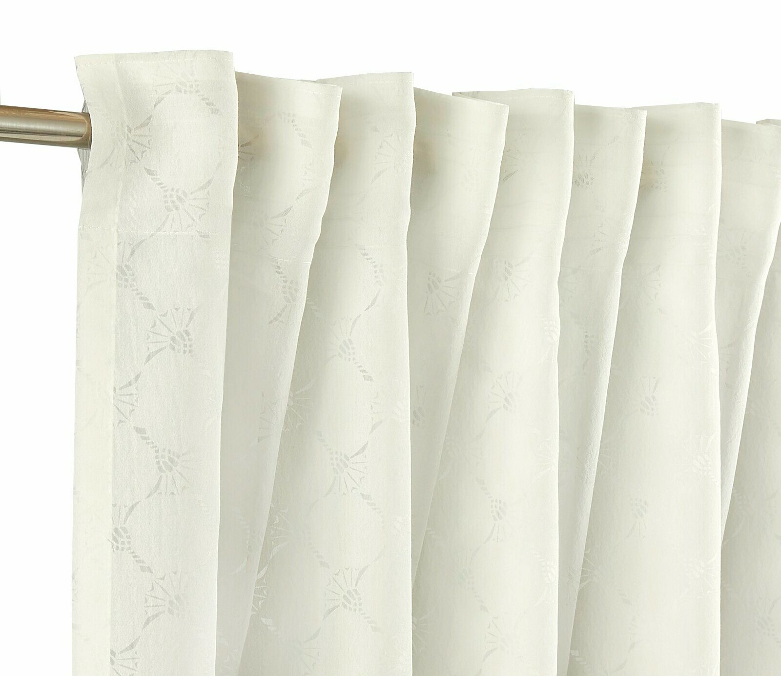 Nahaufnahme eines weißen Vorhangs mit dezentem Muster, aufgehängt an einer Metallstange.