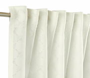 Nahaufnahme eines weißen Vorhangs mit dezentem Muster, aufgehängt an einer Metallstange.