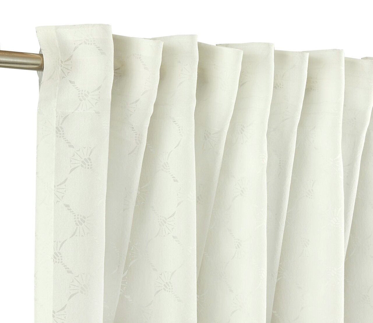 Nahaufnahme eines weißen Vorhangs mit dezentem Muster, aufgehängt an einer Metallstange.