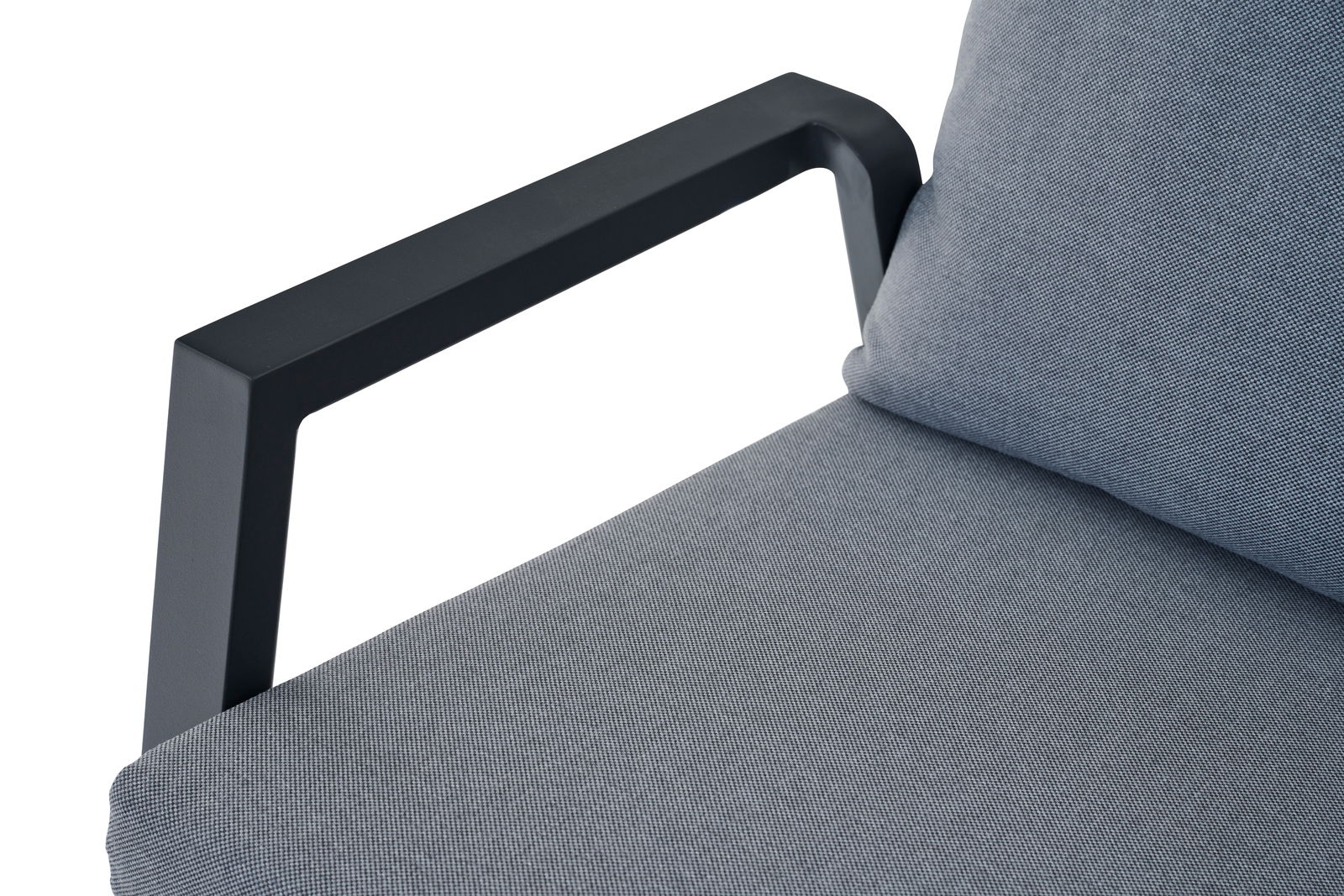 Nahaufnahme eines Comfort Plus Stapelsessels mit schwarzer Armlehne und grauem Polster, seitliche Perspektive