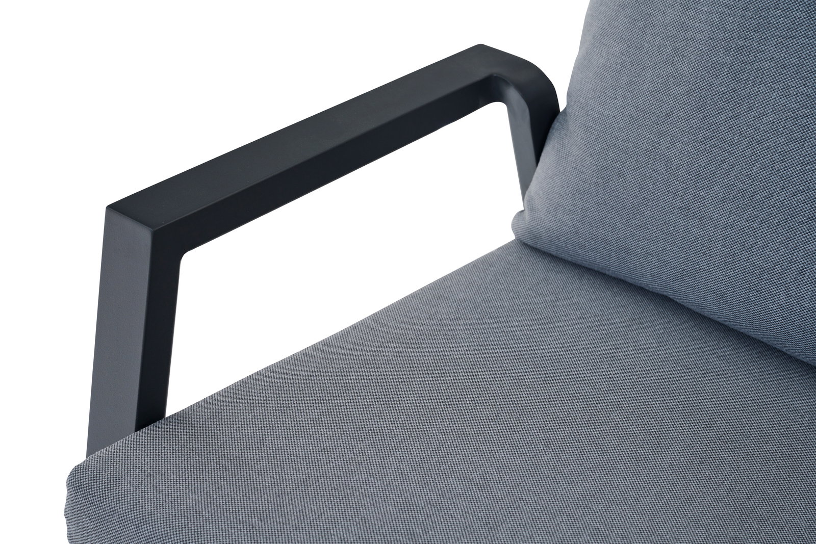 Nahaufnahme eines Comfort Plus Stapelsessels mit schwarzer Armlehne und grauem Polster, seitliche Perspektive
