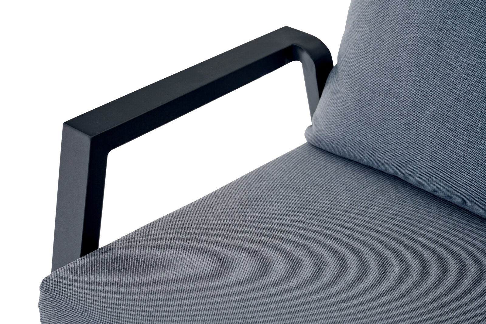 Close-up van een Comfort Plus stapelstoel met zwarte armleuningen en grijze bekleding, gezien vanaf de zijkant
