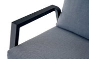Close-up van een Comfort Plus stapelstoel met zwarte armleuningen en grijze bekleding, gezien vanaf de zijkant